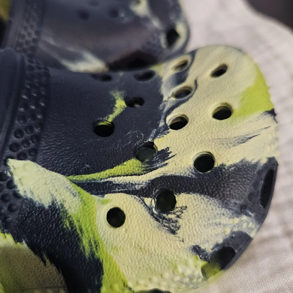 Crocs‎ Toddler Size C4 Black and Green Marbled Tie-Dye Crocband Shoe 4